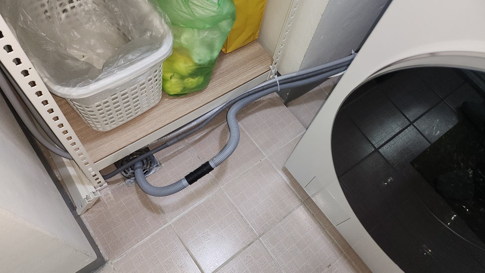 다른 배관들의 역풍 여부를 체크하는 모습