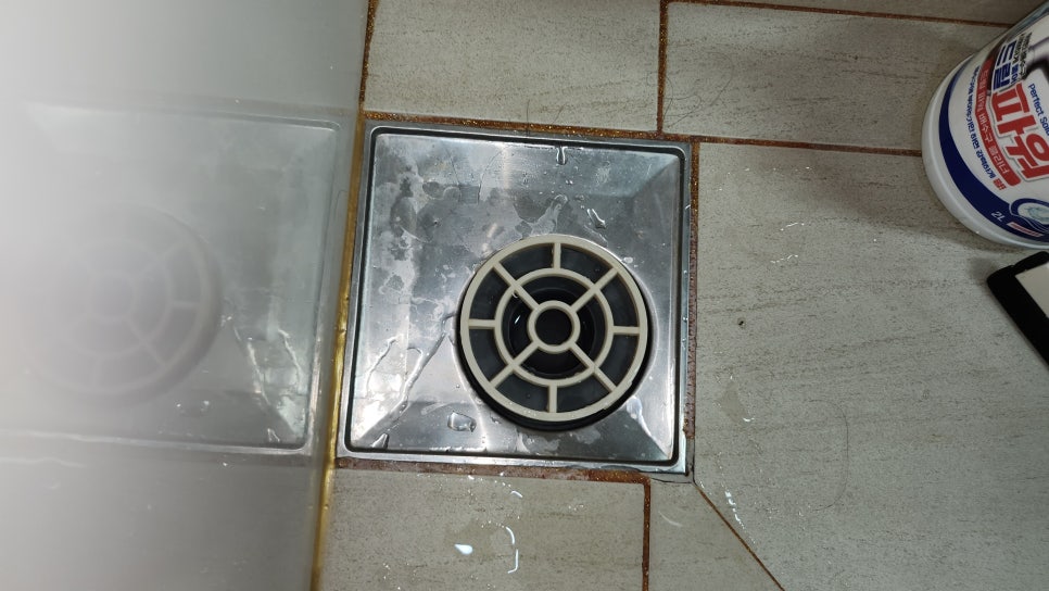 배수구 주변을 청결하게 정리하며 진행되는 작업
