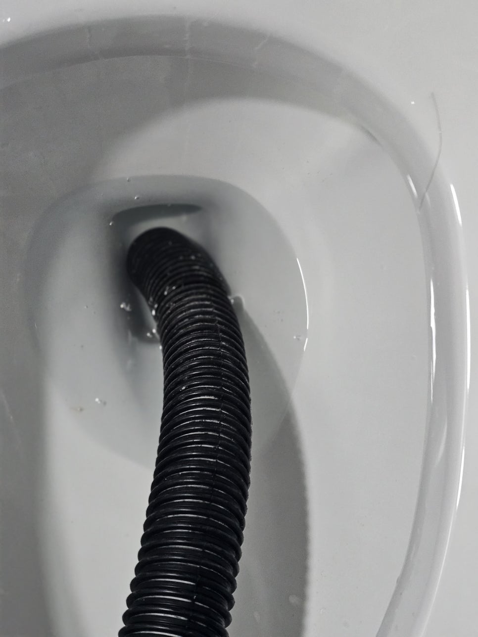 변기 내부 배관까지 정밀하게 작업하는 과정