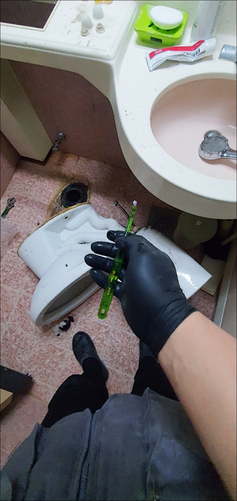 꼼꼼하게 손보고 있는 욕실 공사 현장