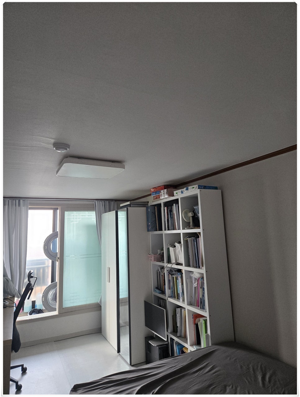 도배 공사가 완료된 깔끔한 방