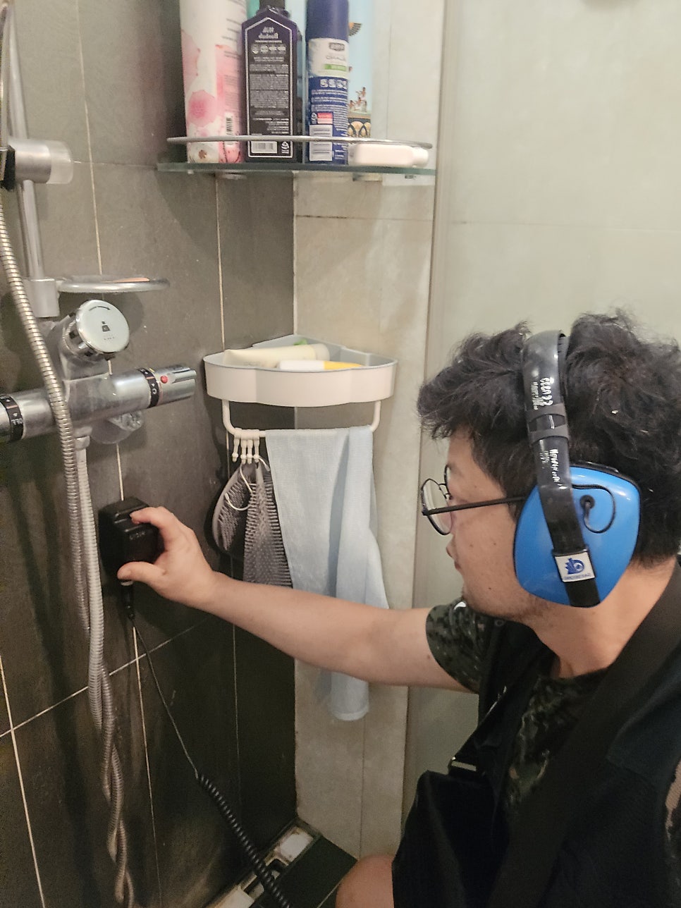 수전과 수납장이 설치된 욕실 공사 현장