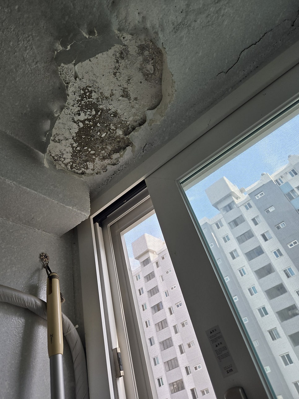 벽지가 벗겨진 창문 주변 벽면