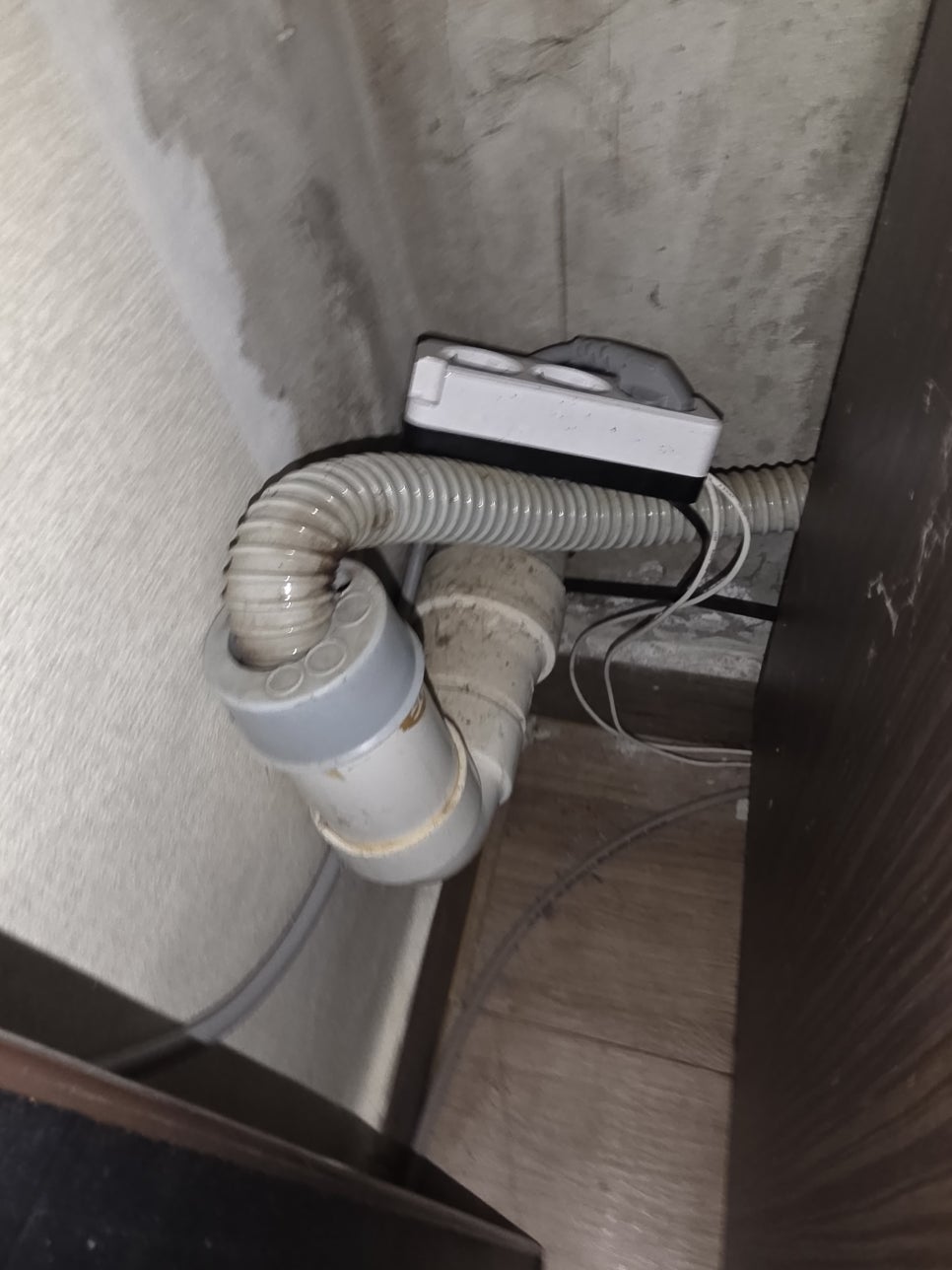 배관과 슬라이딩 도어가 보이는 현장