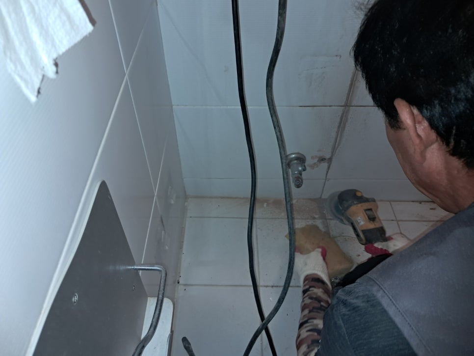수도관 및 타일 작업 현장
