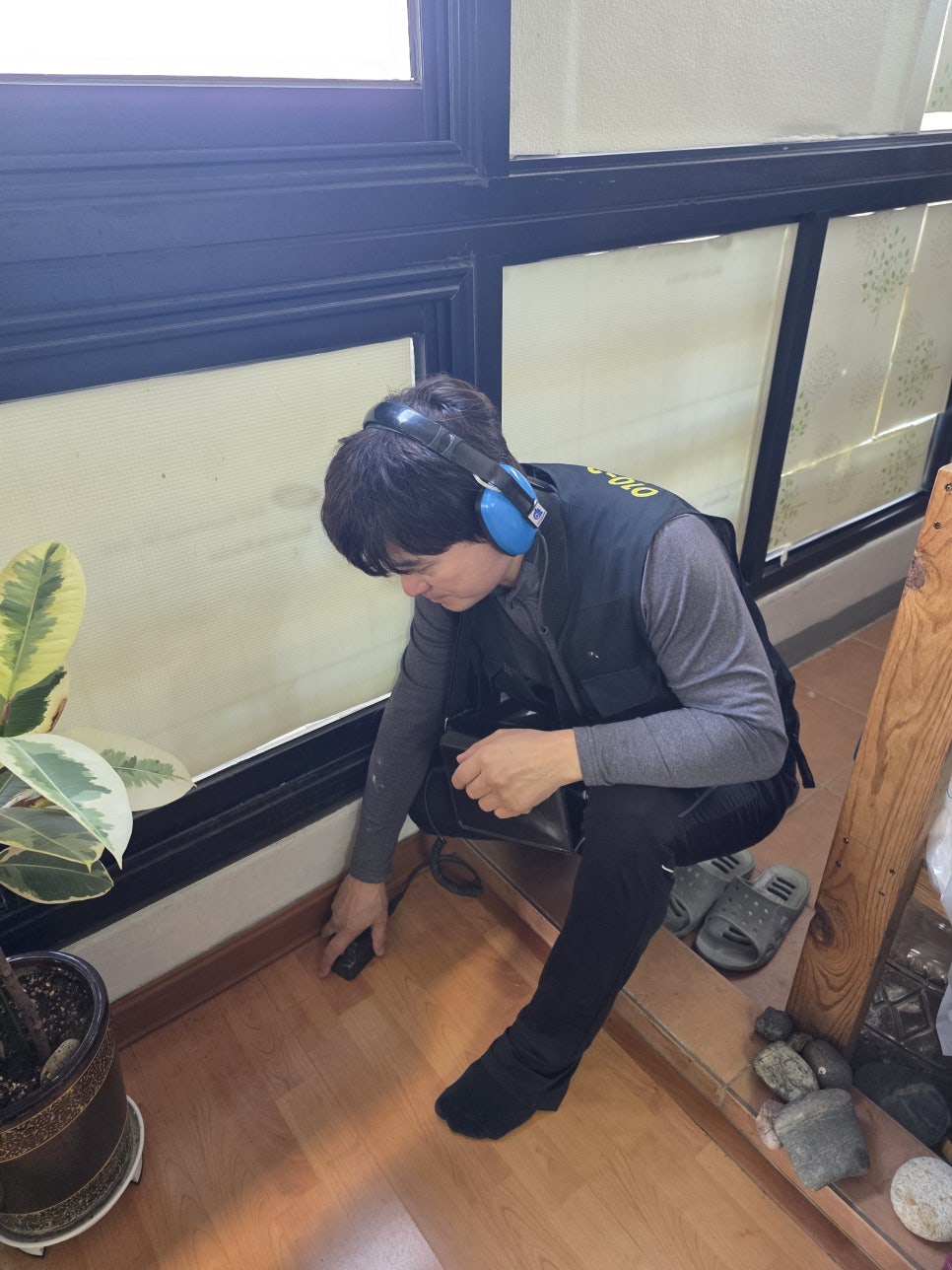 실내 습기 및 누수 여부를 점검하는 환경