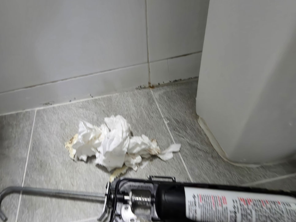타일 바닥 이물질 및 손상 확인