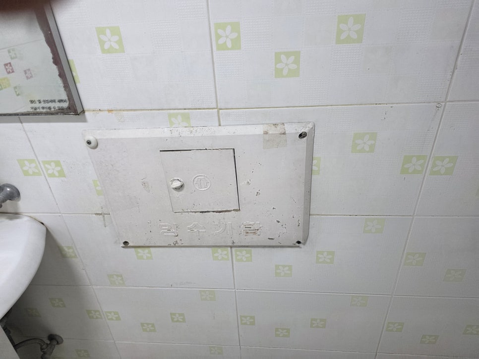 수전과 싱크볼이 보이는 공간