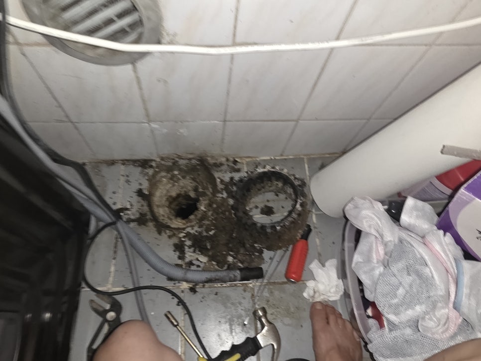 배관 점검 및 타일 철거 현장
