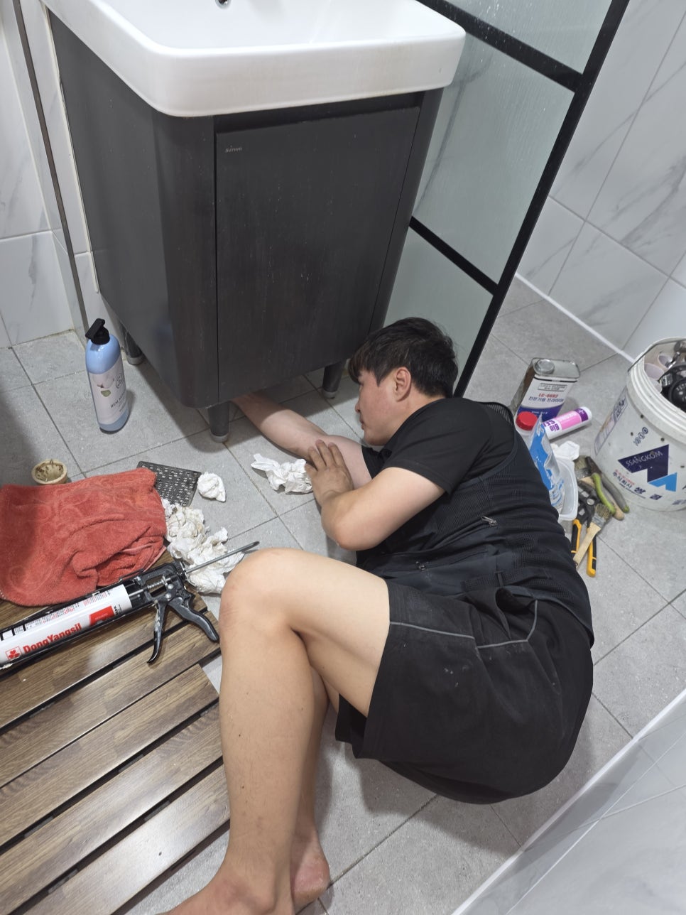 싱크볼과 수납장이 있는 욕실 공간