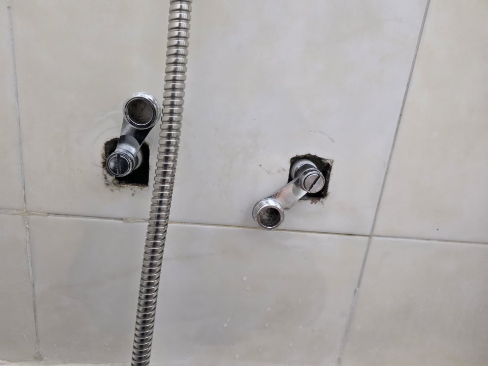 수도꼭지와 금속 호스가 연결된 현장