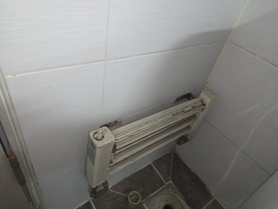 배관과 바닥재가 노출된 화장실 현장