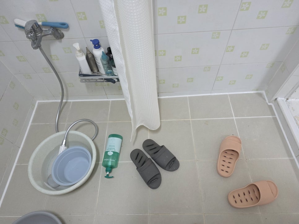 샤워 시설과 욕조가 갖춰진 완성된 욕실