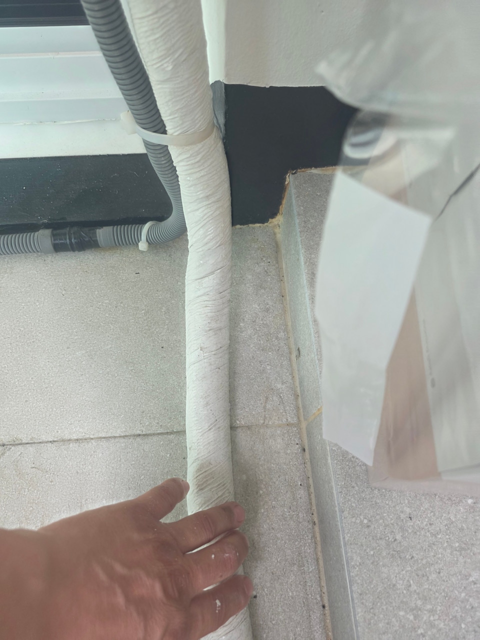 파이프 연결부 및 테이핑 상태 확인
