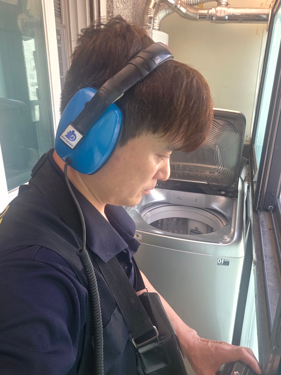 세탁기 앞 배수 상태를 점검하는 모습