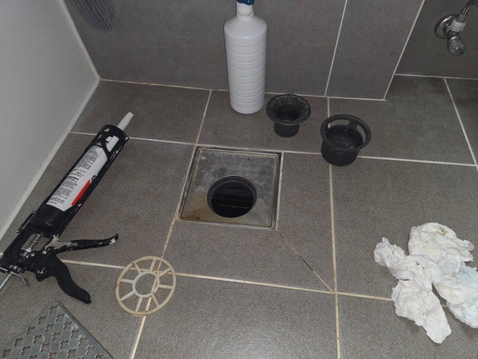 화이트 타일과 각종 배관 부품들