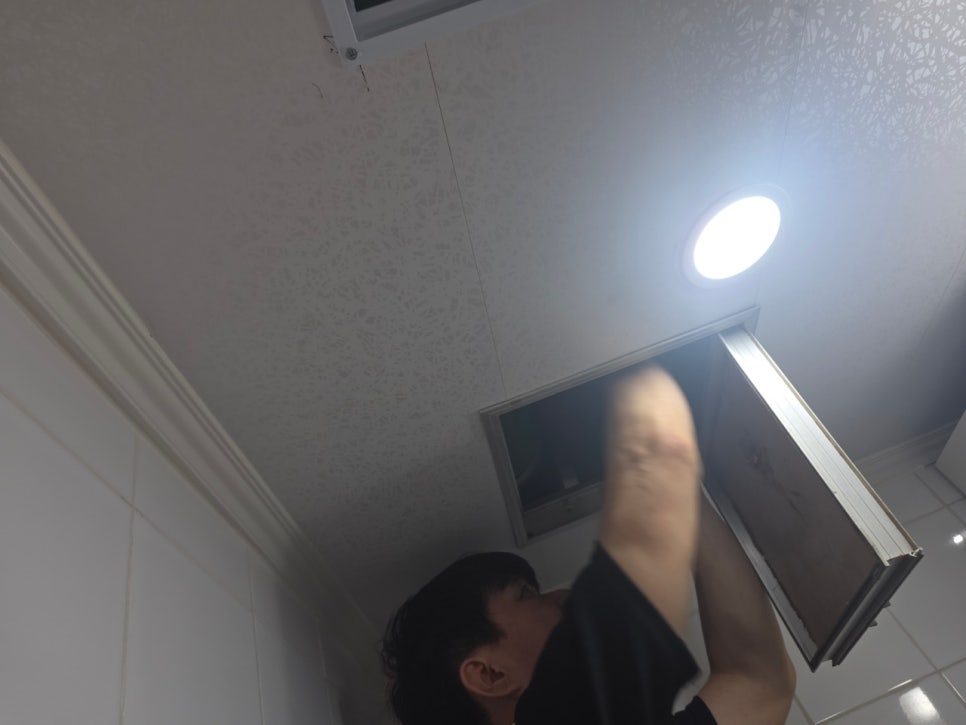 천장 내부 점검을 위해 개방된 모습