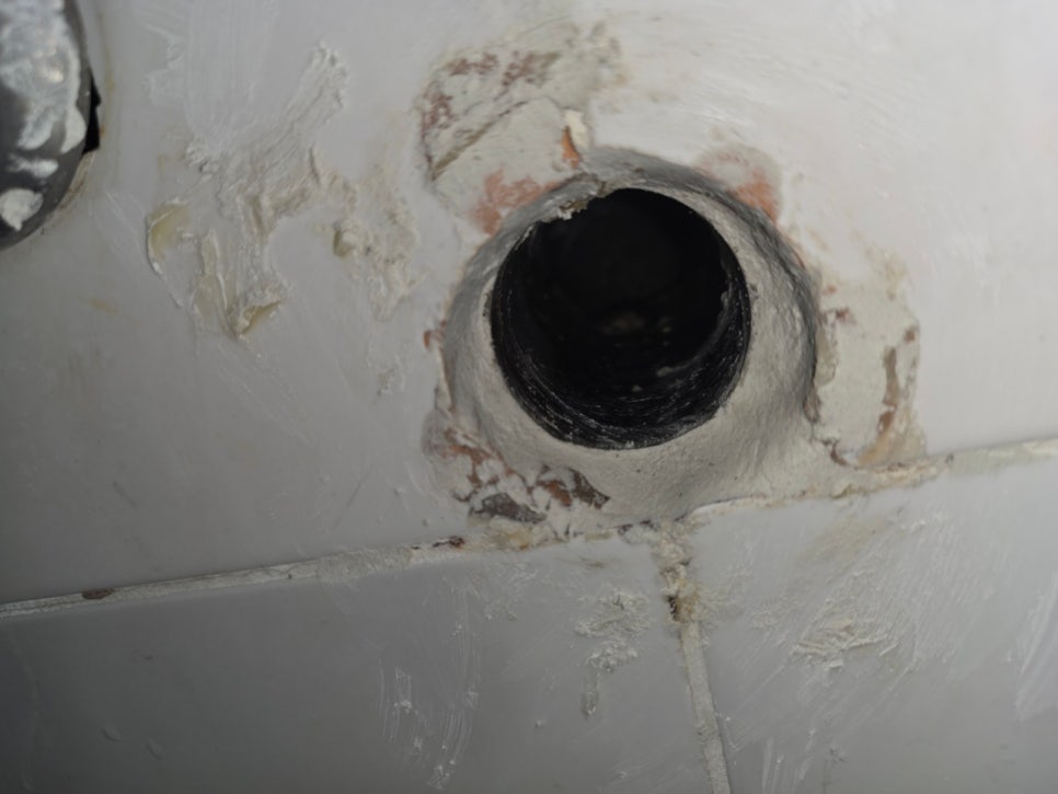 배관 주변 코팅이 부족한 벽면