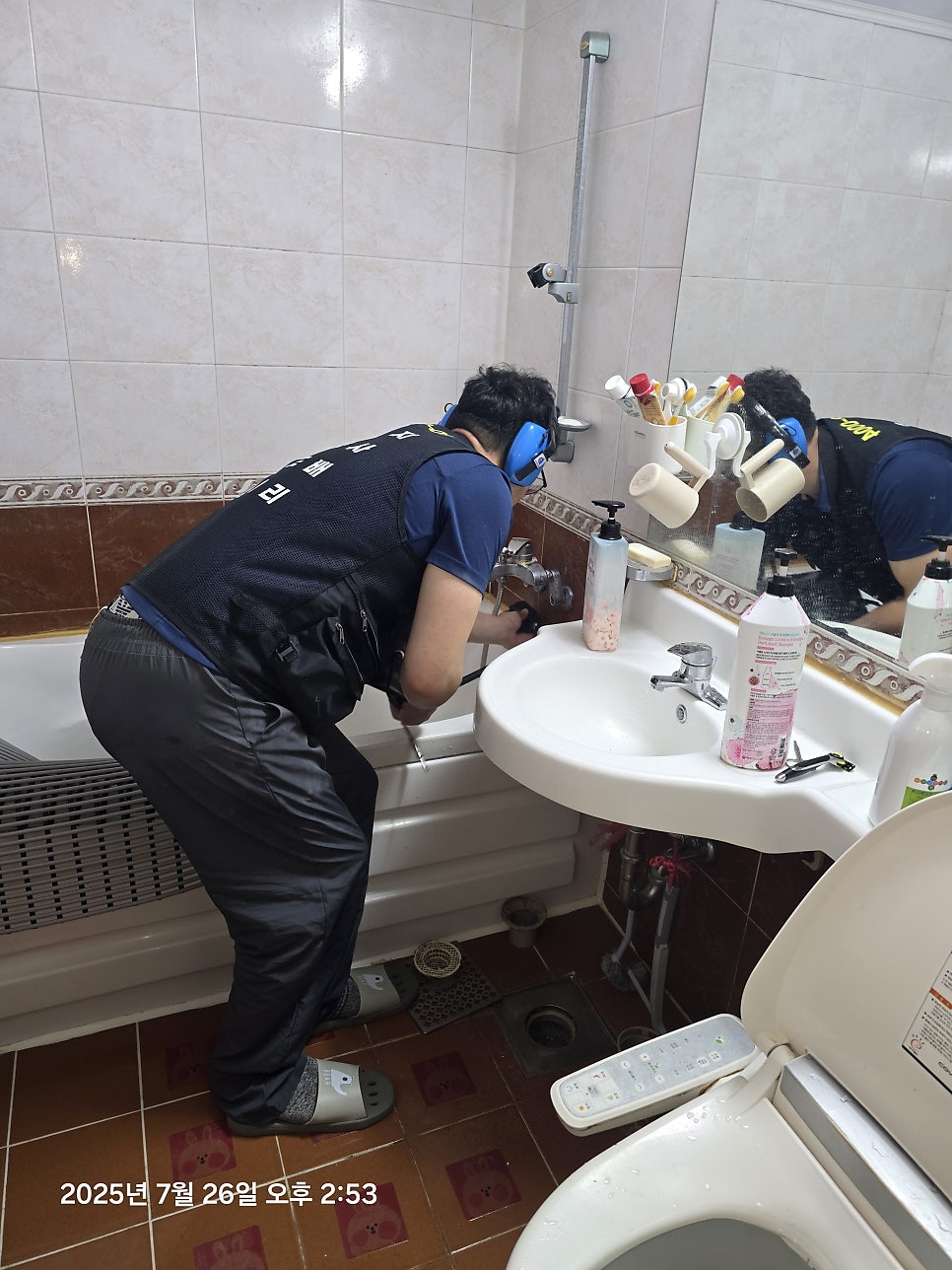 샤워 시설이 있는 욕실 공간