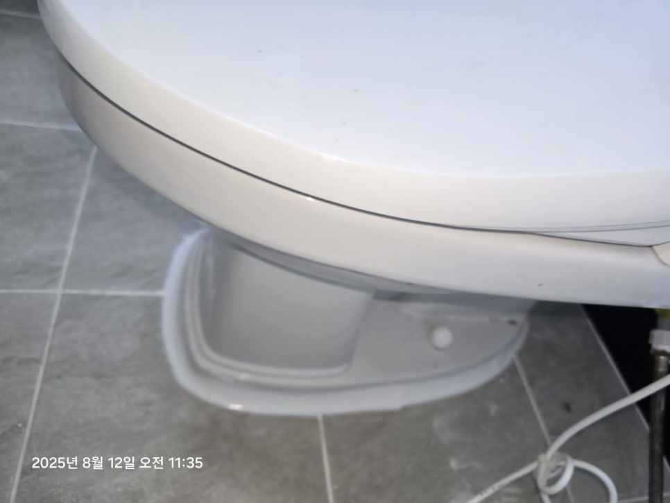 욕실 타일 및 세면대 점검