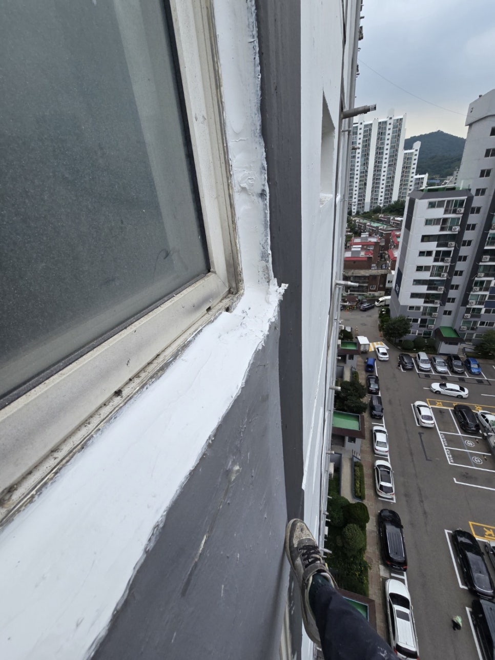창문이 보이는 발코니 내부 전경