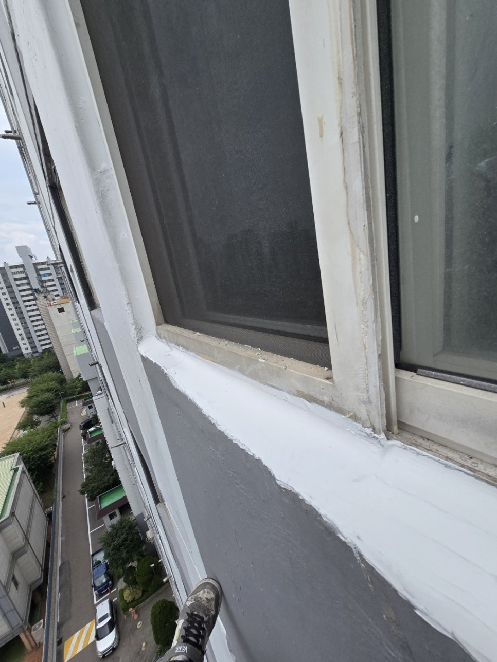 창틀 주변 마감재 및 외부 벽면