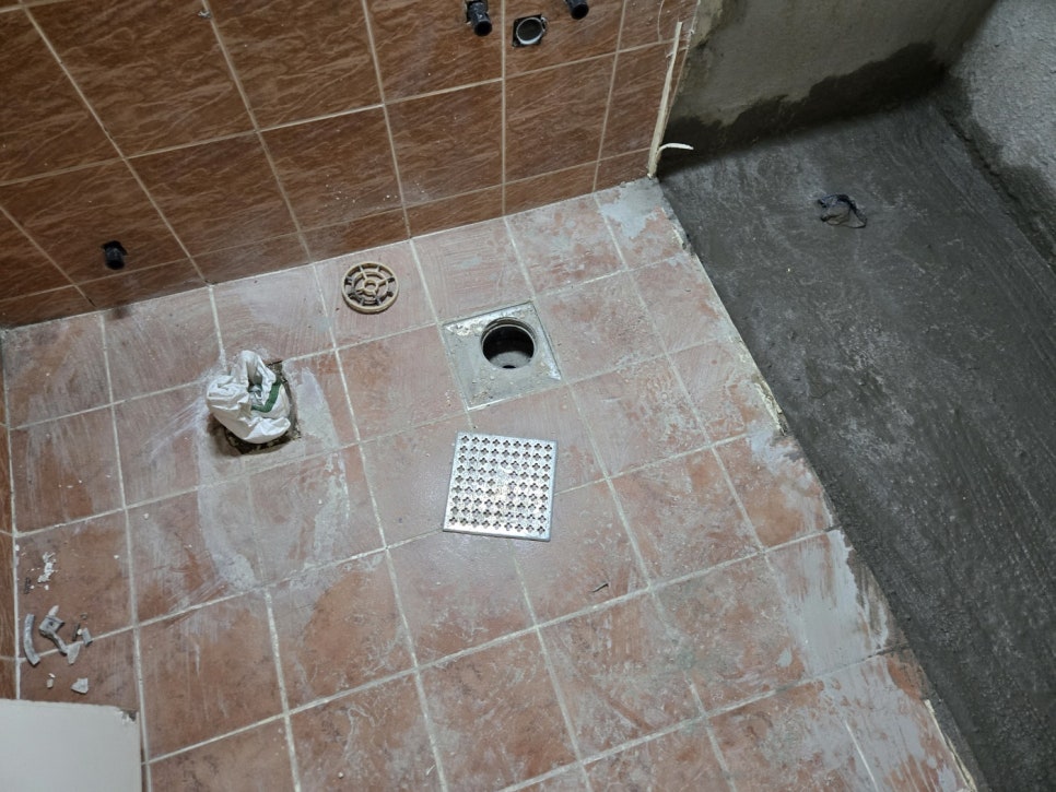 배관 구멍과 수전 주변의 집중 점검