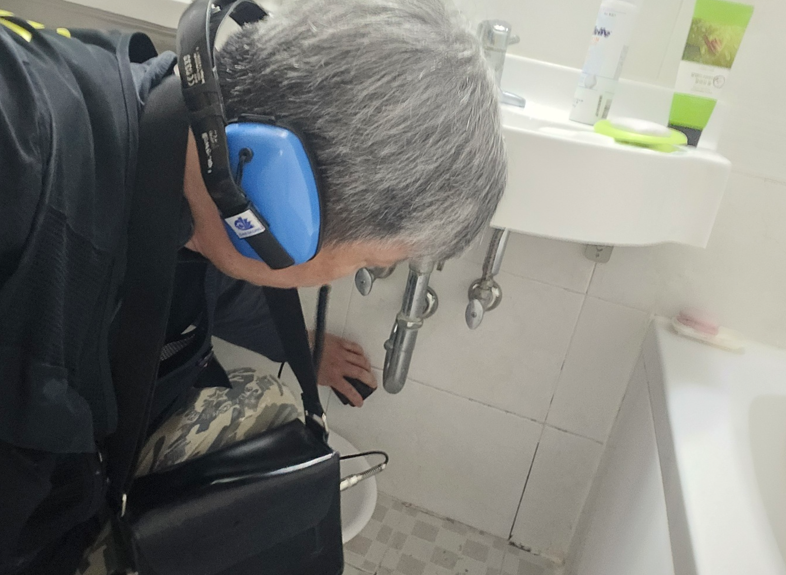 싱크대와 수도관이 보이는 욕실