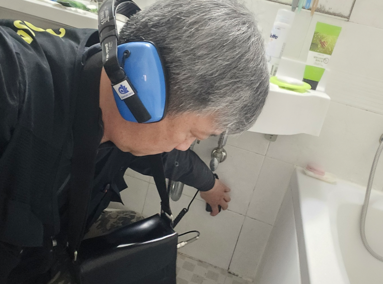 타일 작업 중인 현장 모습