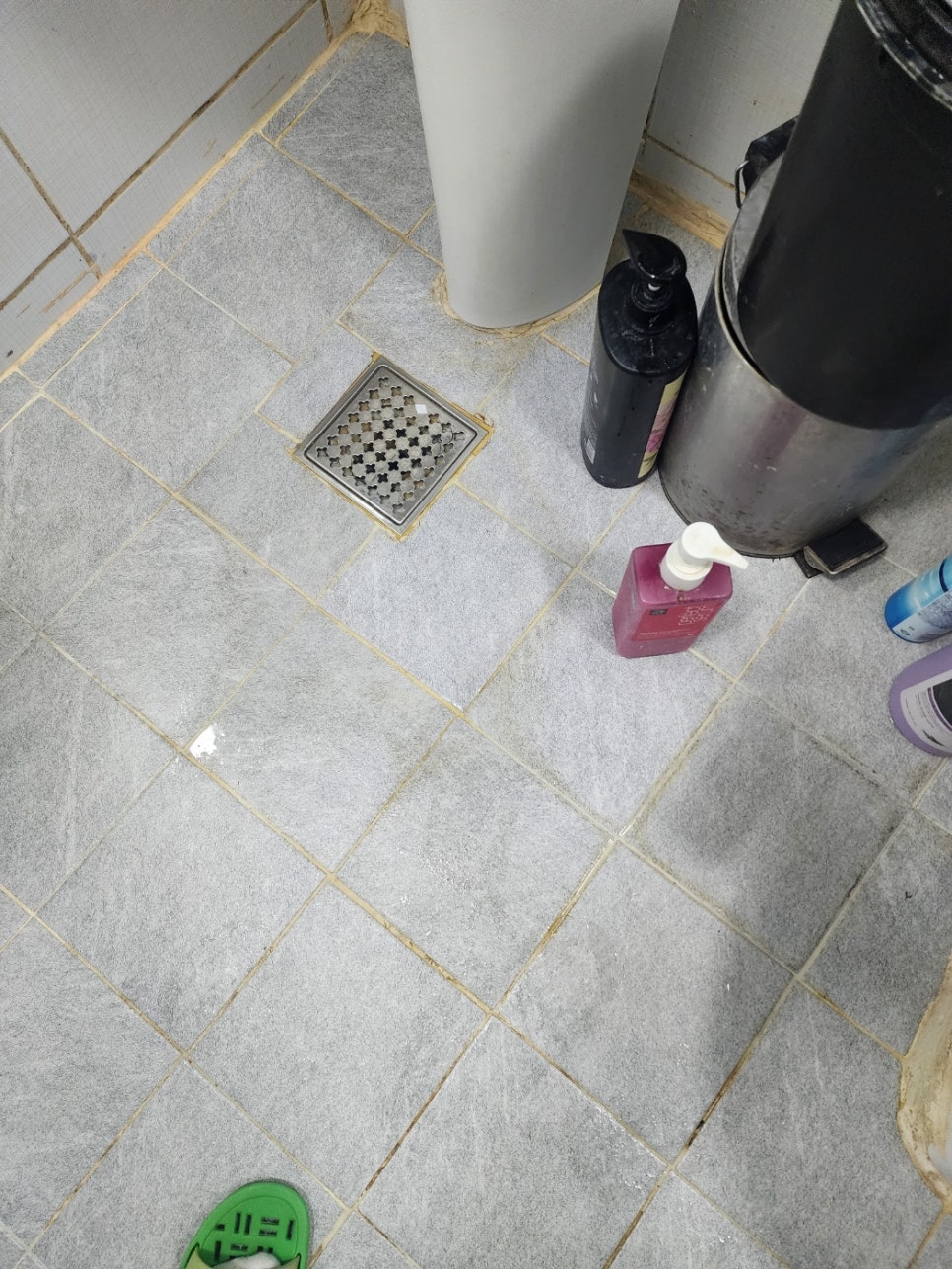 욕실 내부 배관 및 타일 상태 확인