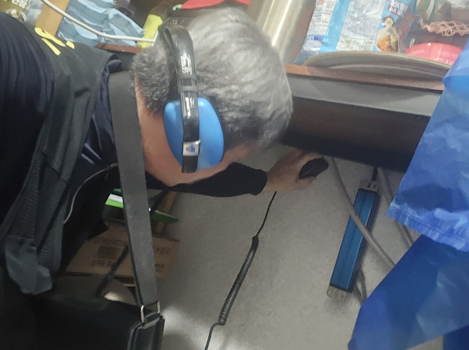 전문 장비를 활용한 점검 준비 모습