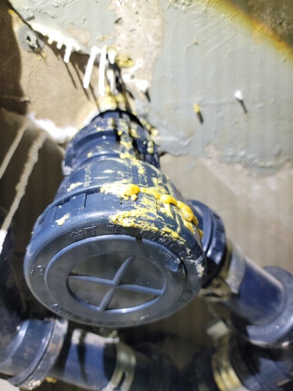 배관 연결부 상태 확인