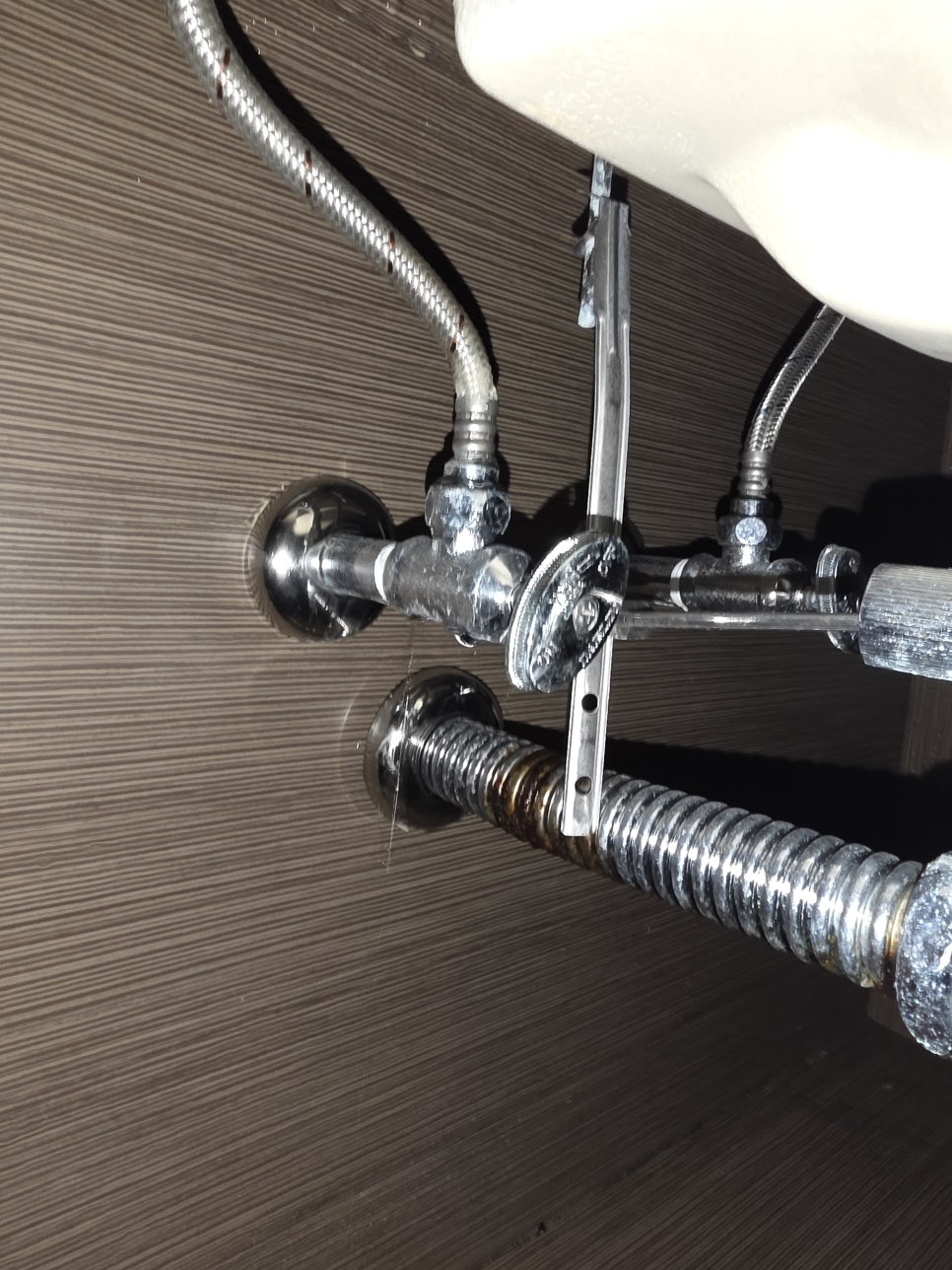 수전 및 파이프 연결 부위 보강 작업