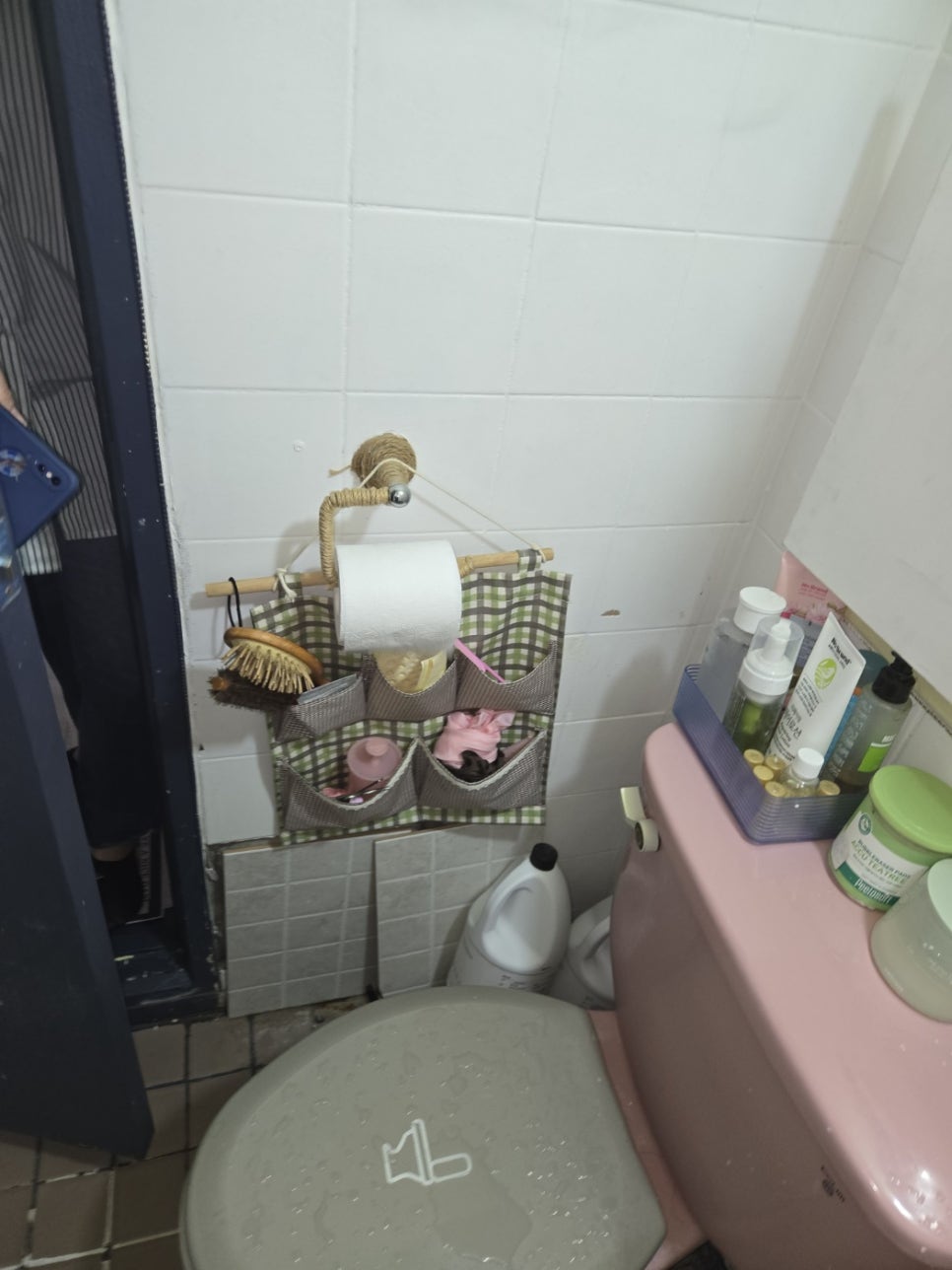 공사 완료 후 정리된 세면대와 욕실 내부