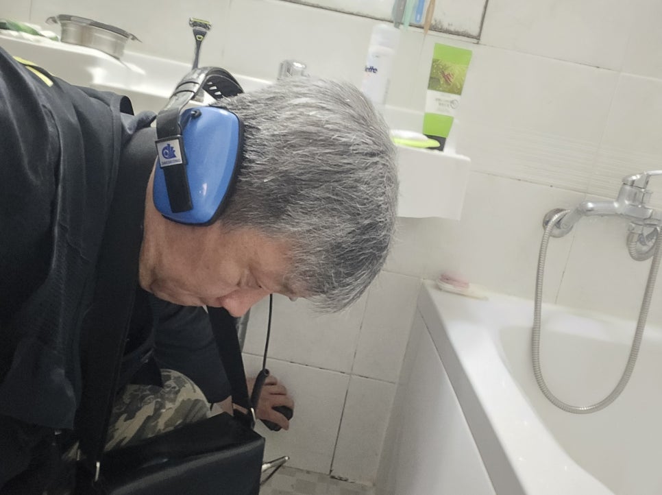 정밀 점검을 시작한 화장실 내부