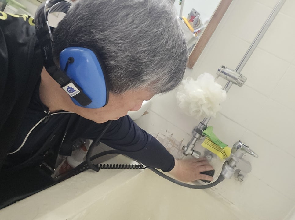 습기가 확인된 욕실 수전과 타일 주변