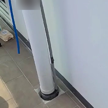 공사 완료 후 정리된 배관과 타일 바닥