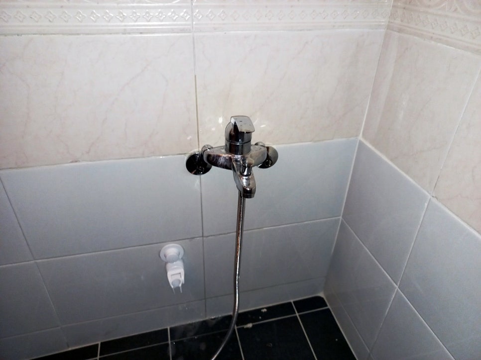 샤워기 노즐과 수도꼭지 주변