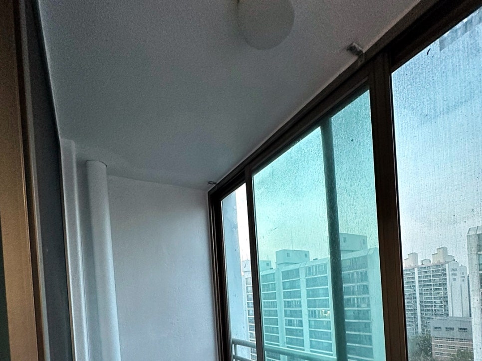 흰색 벽면과 창호가 있는 현장