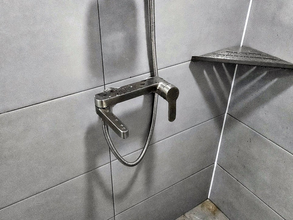 샤워 부스 주변의 누수 의심 지점