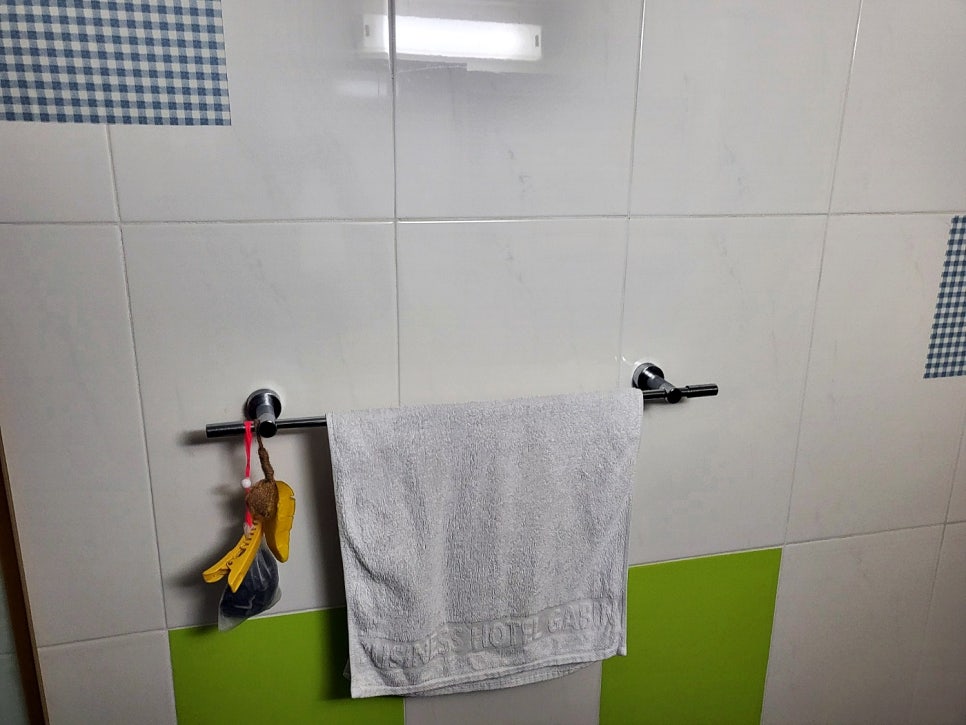 점검 중인 화장실 내부