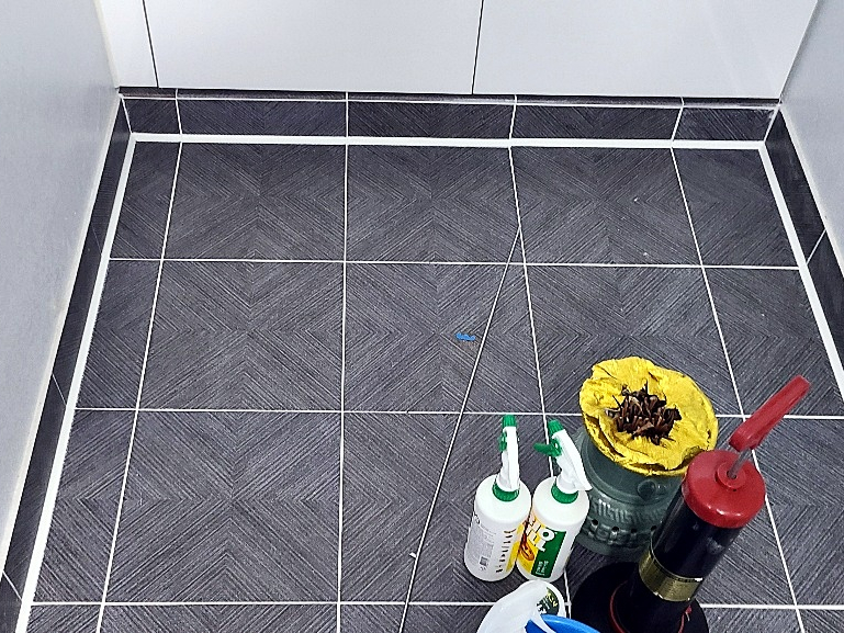 타일 바닥과 벽면 경계