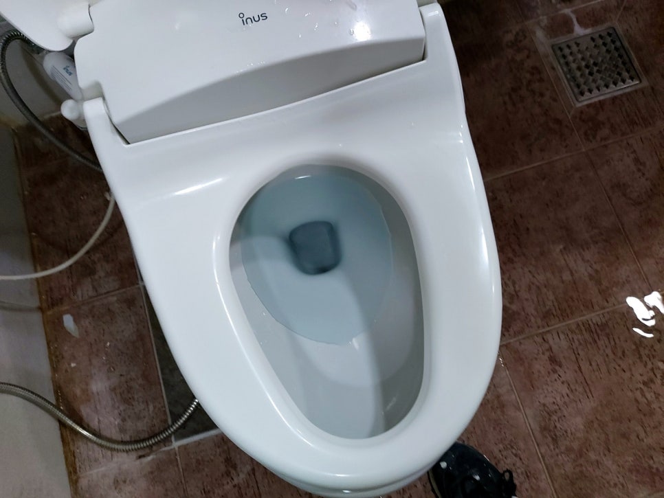 백화 현상이 나타난 화장실 내부