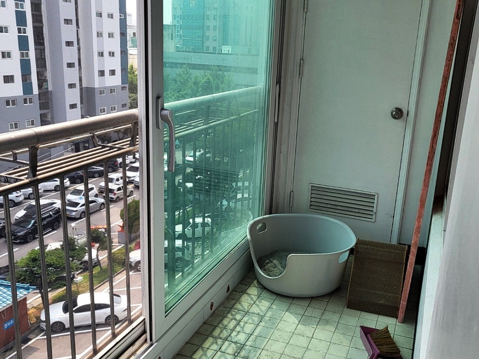 청소 도구와 배수구가 있는 발코니 바닥