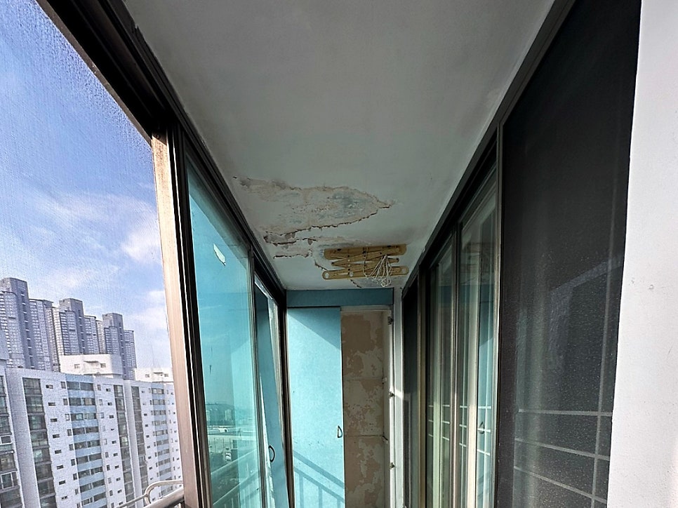 습기로 인해 벽지가 벗겨진 상태