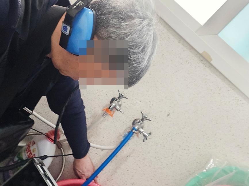 우수관 주변 방수 작업 진행