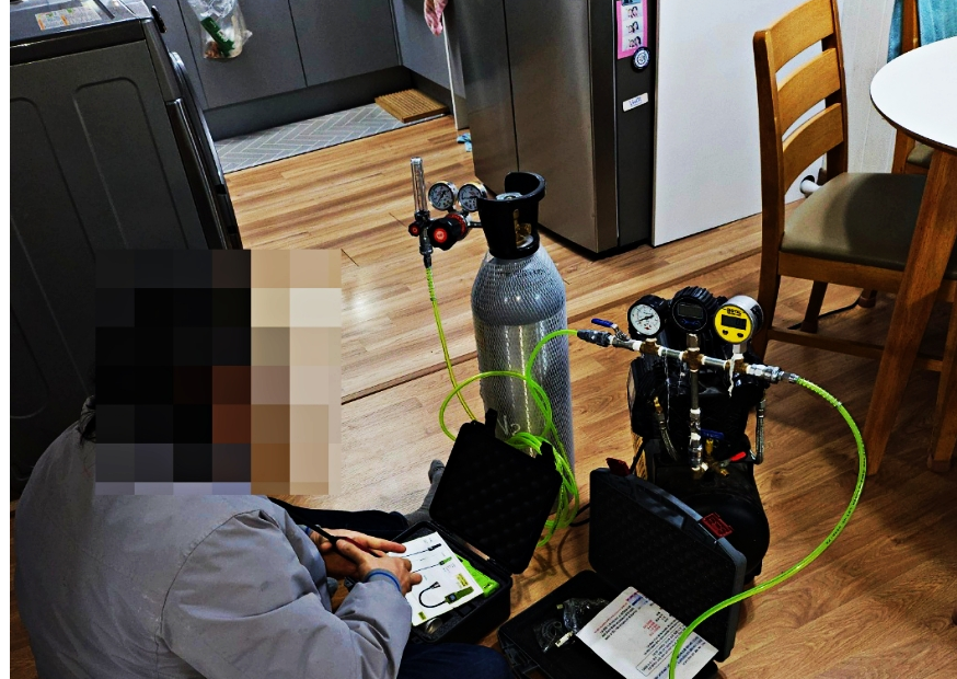 누수 탐지를 위해 세팅된 가스통과 압력계