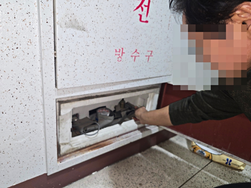 배관 수리 및 교체 작업 중