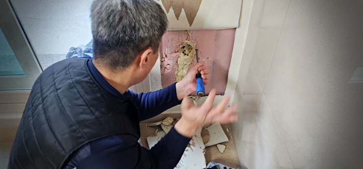 벽면을 파헤쳐 확인하는 과정