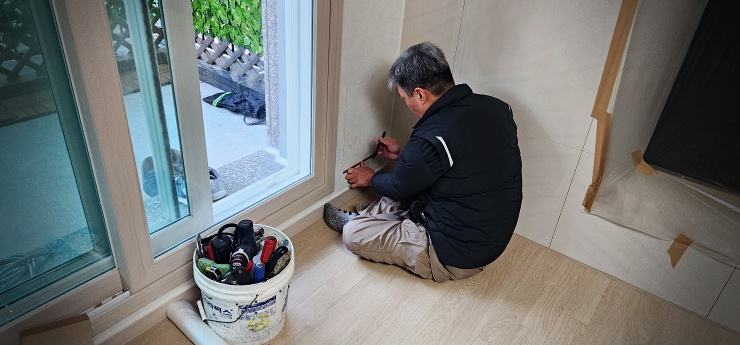 바닥에 앉아 진행하는 벽면 작업